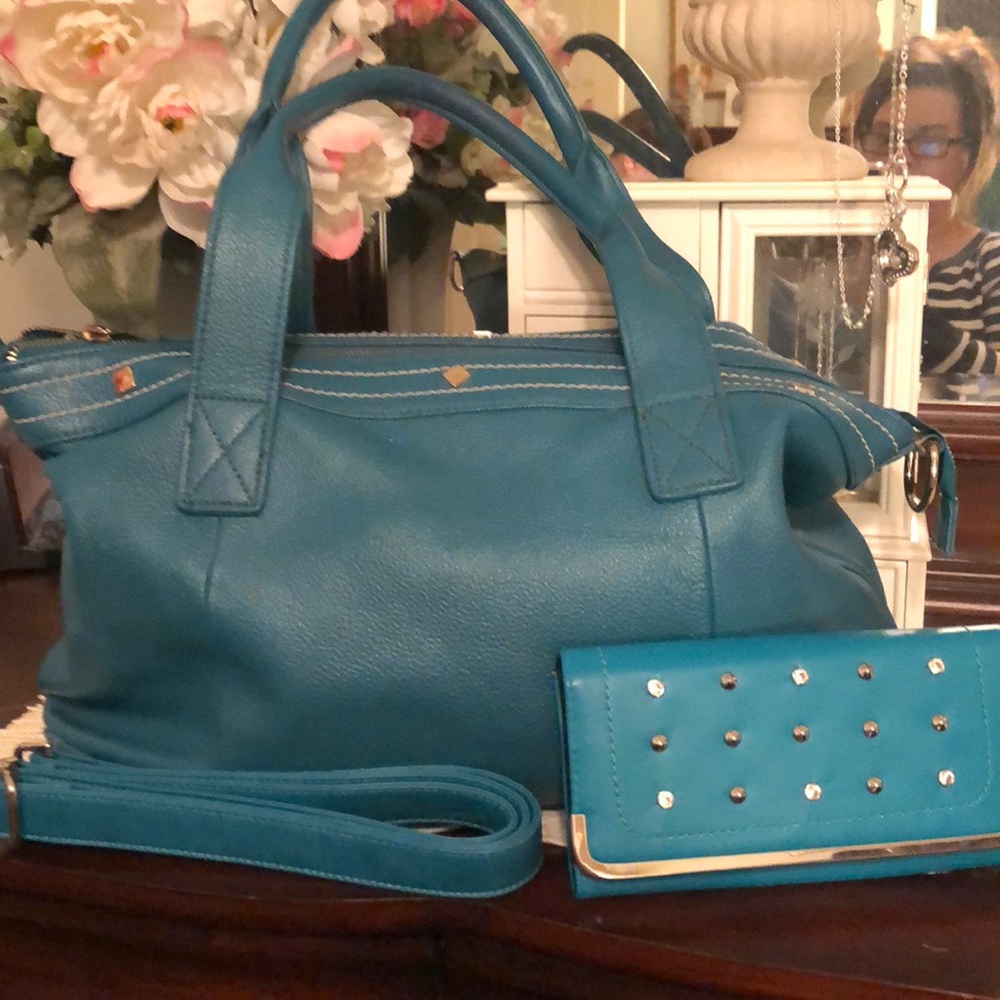 Nice Turquoise bag and wallet.
